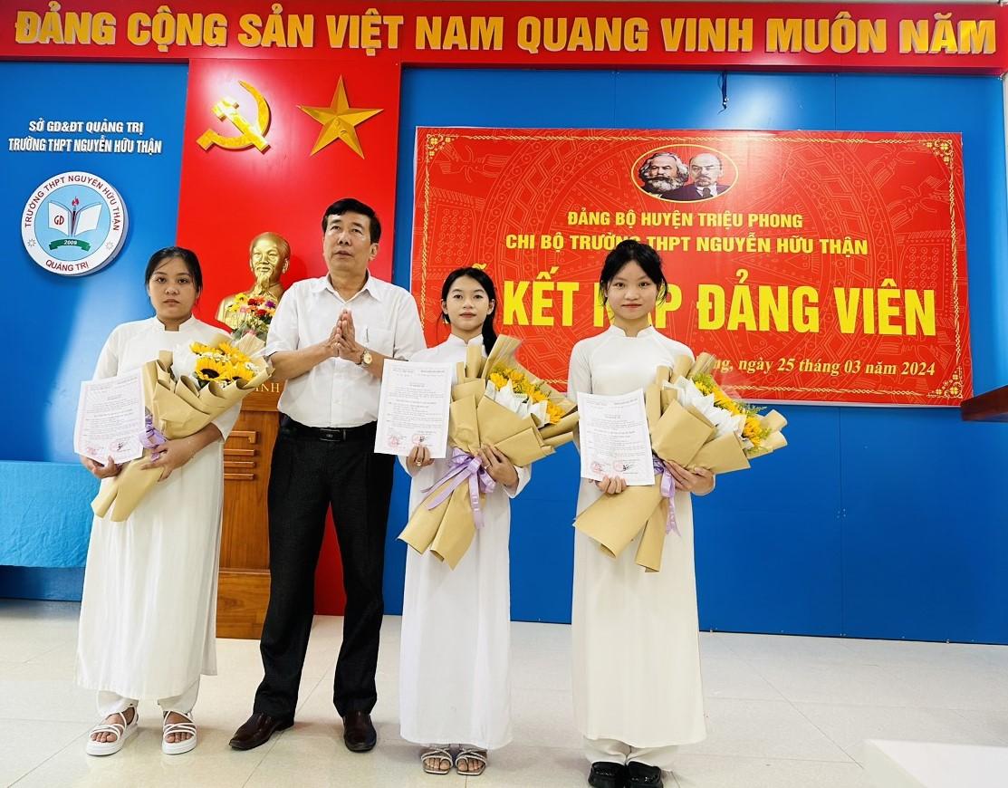 Chi bộ Trường THPT Nguyễn Hữu Thận: Kết nạp 3 đảng viên tuổi 18